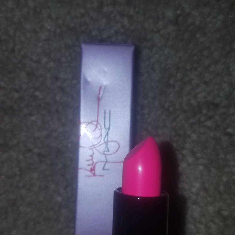 NIB LIPSTICK!! - Picture 3 of 4